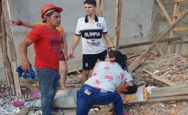 Obreros quedan en grave estado luego de caer del cuarto piso