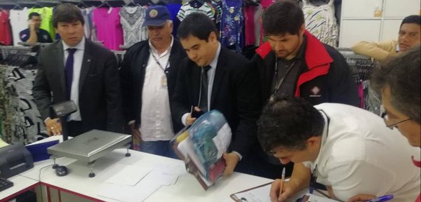 Allanan locales del Mercado 4 por presunta evasión al fisco | Noticias Paraguay