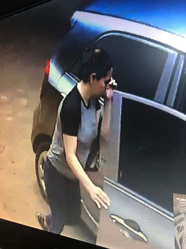Atrapan a pareja acusada de robar una cartera de vehículo estacionado
