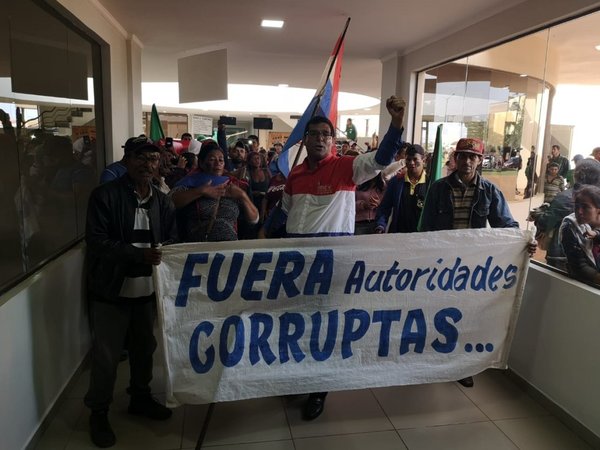 Sintechos toman la sede municipal de Pedro Juan Caballero