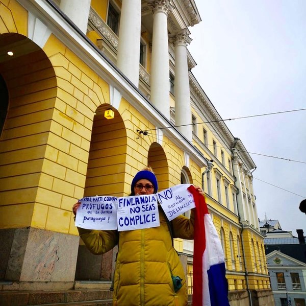 Paraguaya se manifiesta frente a Congreso de Finlandia en repudio a refugio para Arrom y Martí