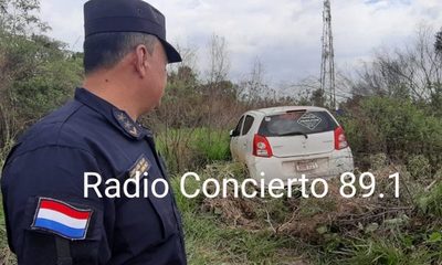 Delincuentes abandonan vehículo que robaron de radio