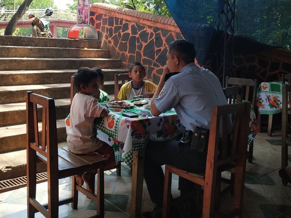 Policía invitó el almuerzo a tres niños