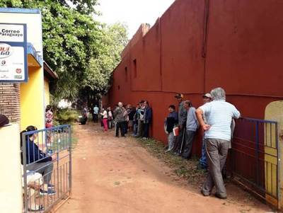 Entrega de tarjetas se convirtió en un calvario •