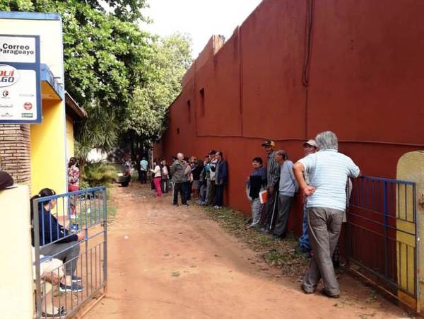 Entrega de tarjetas se convirtió en un calvario •