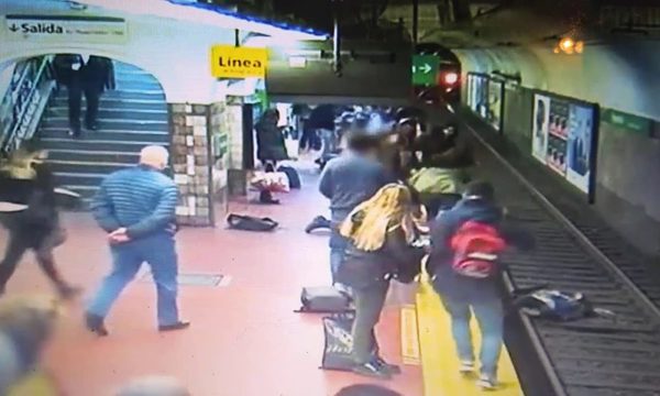 Mujer se salva de milagro tras caer a las vías de un subte en Argentina