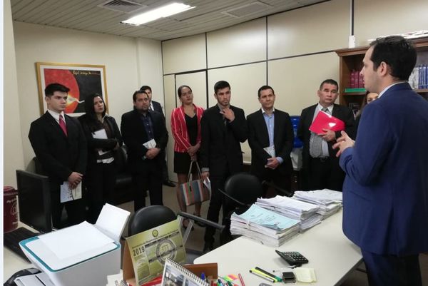 Estudiantes de Nihon Gakko con juez de Niñez y Adolescencia