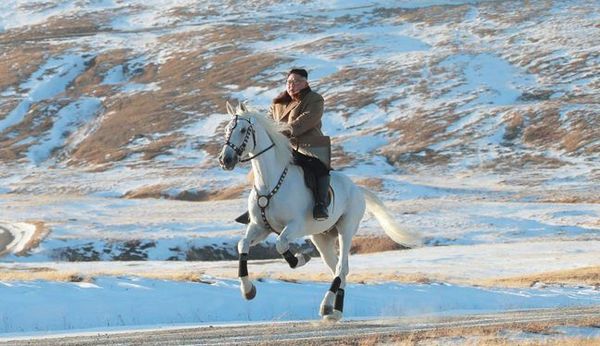 Kim Jong-un pasea a caballo en el sagrado monte Paektu de Corea del Norte