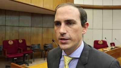 Propone que a partir de los 10 años  funcionarios públicos cuenten con estabilidad