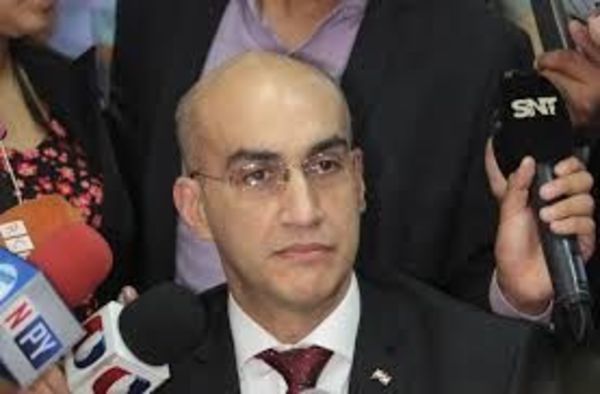Ministro de Salud admite que ley de jubilación de médicos es un acto de justicia
