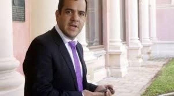 Senador Friedman apoyará destitución