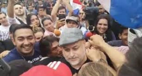 Payo llega en moto a la manifestación contra Marío Abdo