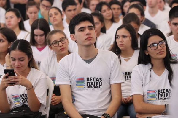 Nuevos becarios de Itaipu podrán retirar sus tarjetas de cobro este lunes