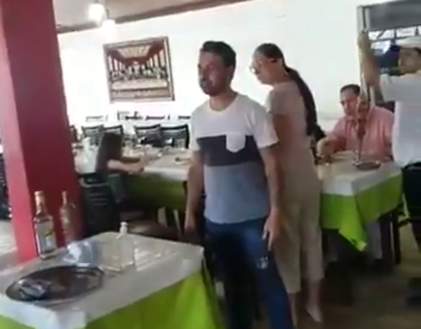 Familia Zacarías es escrachada en restaurante de Brasil