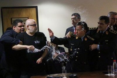 Circo en el Congreso: Payo Cubas reparte agua, golpes, botellas e insultos