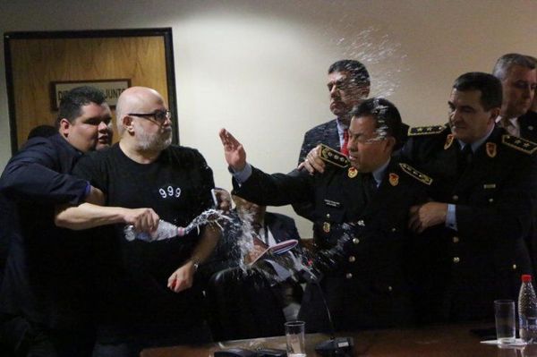 Circo en el Congreso: Payo Cubas reparte agua, golpes, botellas e insultos