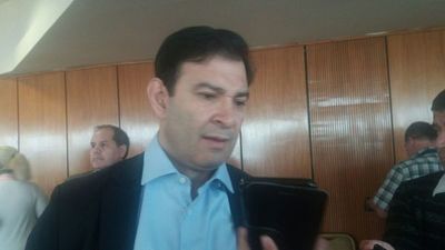 Marito debe bajar línea en caso Contralor