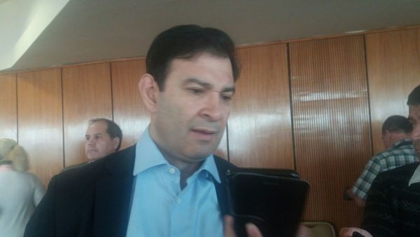 Marito debe bajar línea en caso Contralor