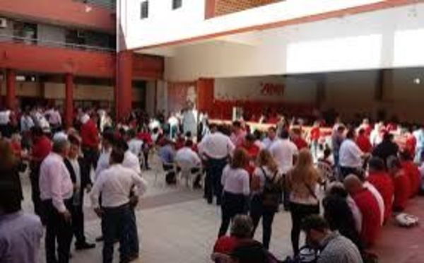 Golpea añetete en convención y modifica años para candidaturas