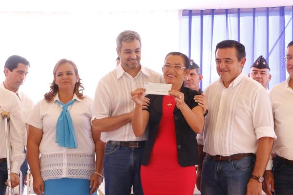 Presidente Mario Abdo y ministro Eduardo Petta realizan inauguración de obras en escuelas