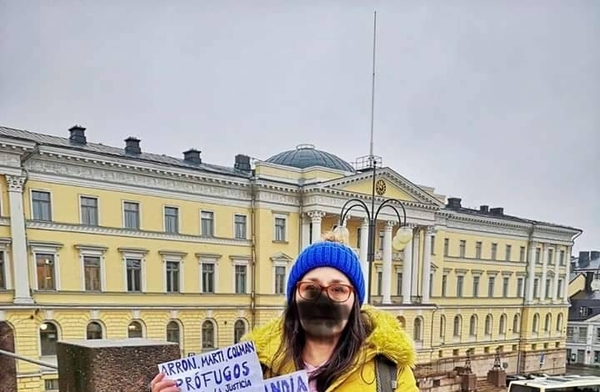 HOY / "Finlandia, no seas cómplice", la protesta de una paraguaya frente al Congreso finlandés