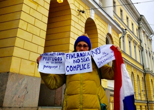 Así una paraguaya se manifestó en Finlandia por el caso Arrom y Martí