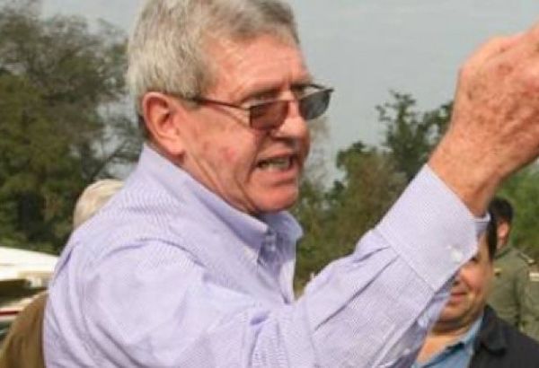 Luis Aníbal Schupp es recibido a huevasos durante su recorrido como candidato a la intendencia de San Carlos del Apa