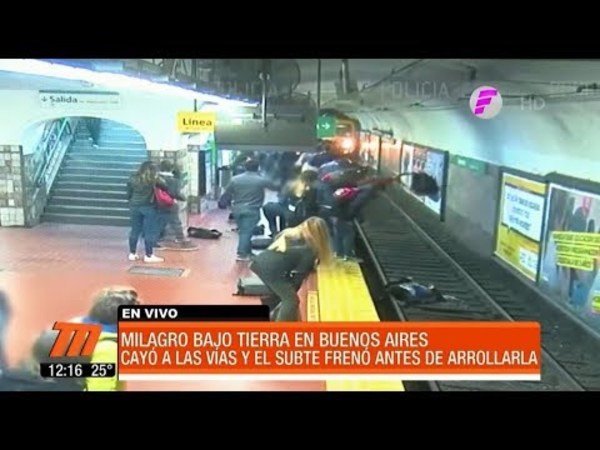 Increíble. Cayó a las vías del tren y se salvó de milagro