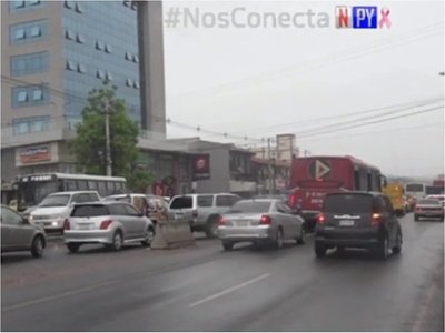 Acusan a micrero de usar celular y chocar