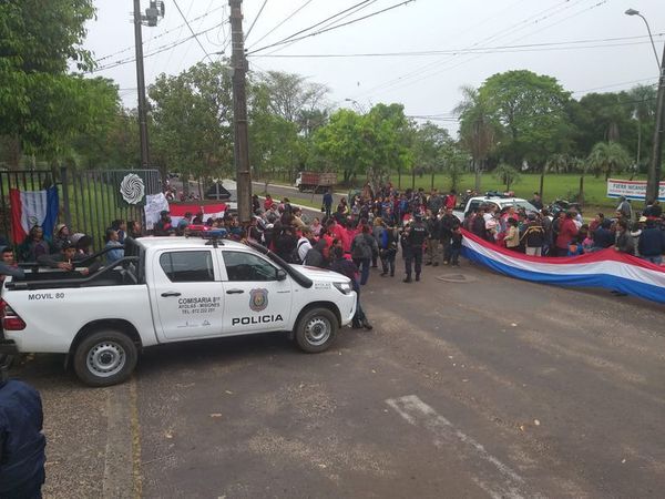 Manifestantes de Ayolas van cuarto intermedio - Digital Misiones