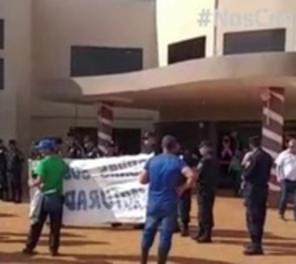 Sintechos atropellan Municipalidad de Pedro Juan Caballero - Paraguay.com