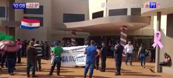 Sintechos atropellan Municipalidad de Pedro Juan Caballero | Noticias Paraguay