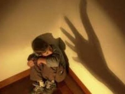 Presi de comisión vecinal golpeó a un niño por "jugar en la plaza", denuncian