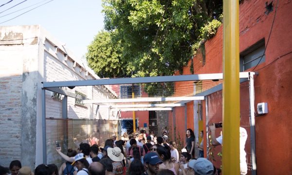Habilitan innovadora biblioteca callejera en la Chacarita con mural de códigos QR