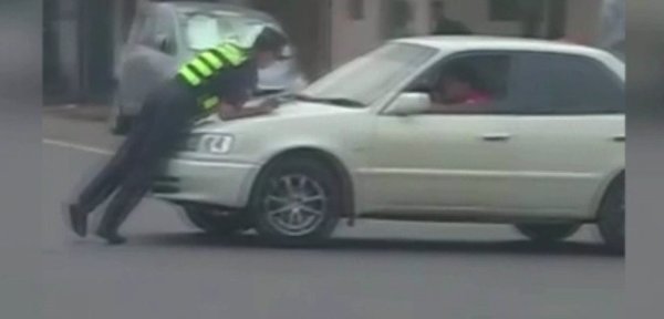 Furioso conductor elevó sobre su capó a inspector | Noticias Paraguay