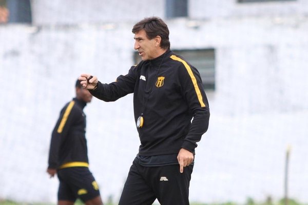 Gustavo Costas y su condición para traer refuerzos a Guaraní