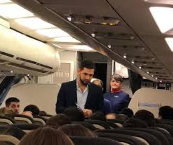 Joselo fue “escrachado” en un avión