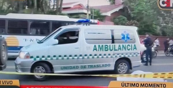 Ambulancia de contramano arrolla y mata a una mujer