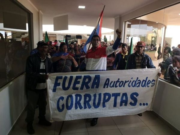 Manifestantes que exigen un predio municipal invadieron sede comunal - Nacionales - ABC Color