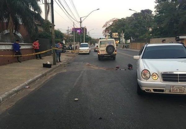 HOY / Ambulancia sin paciente ni urgencia va de contramano, arrolla y mata a transeúnte