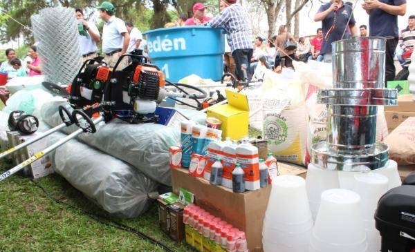HOY / Gobierno entrega equipos e insumos como apoyo a la agricultura familiar en Paraguarí