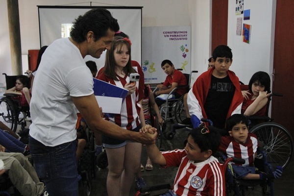 Nelson Haedo visitó Teletón y los niños lo guiaron durante el recorrido - ADN Paraguayo