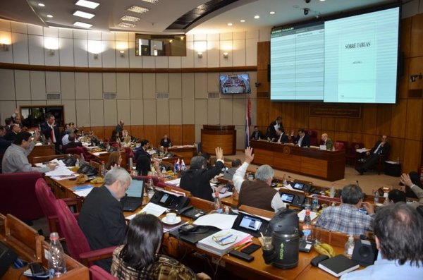 Congreso sanciona nivelación salarial para docentes de la UNA y personal de Clínicas