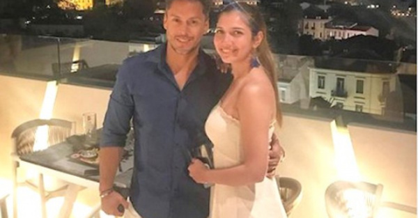 La novia de Arturo casi se quedó sin su vestido