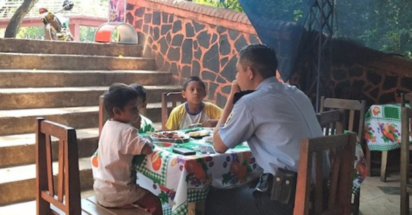 Poli “buen samaritano” invitó almuerzo a peques