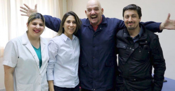 Famoso teatrero volvió a escuchar gracias a implante
