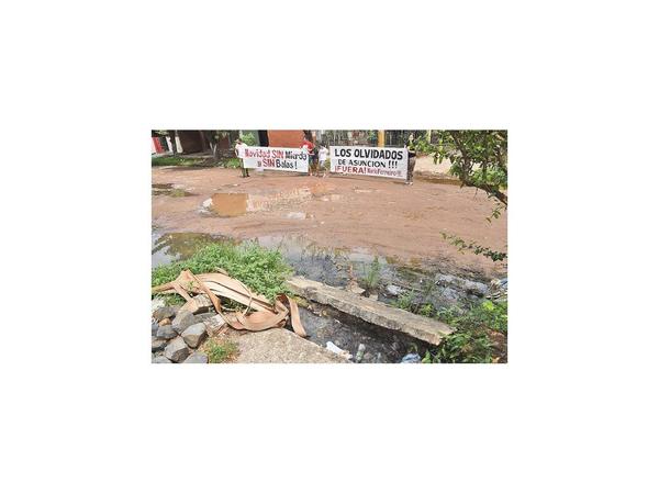 Ambiente insalubre en barrio Santa María por cloaca abierta y baches