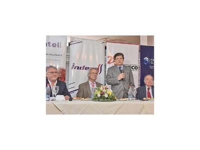 Ministro reafirma compromiso de hacer cumplir la ley