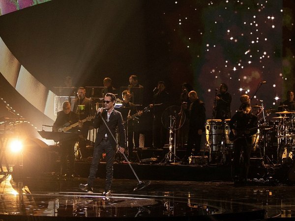 Marc Anthony rinde tributo al fallecido cantante José José