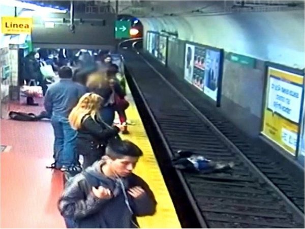 Mujer cae a vías del subte, pero se salva de terrible accidente